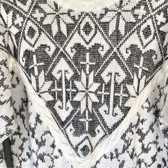 Vintage Gray and White Cozy Knit Sweater - Picture 3 of 11